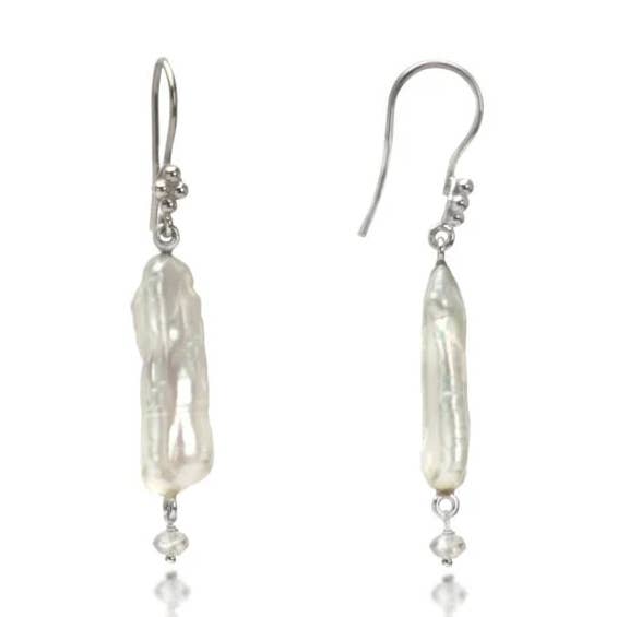 Boucles d'oreilles Biwa Pearl avec pierre de lune en argent sterling pour la vente par The Jewellery Store London