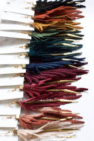 This Ilk – Großhandel Ohrhänger – Papageien-Ohrringe aus handgefärbter Spitze mit Messingkette10