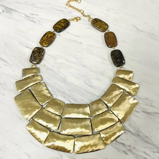 Collier ras du cou en or martelé avec bronzite pour la vente par Anita K By Blushing Pink