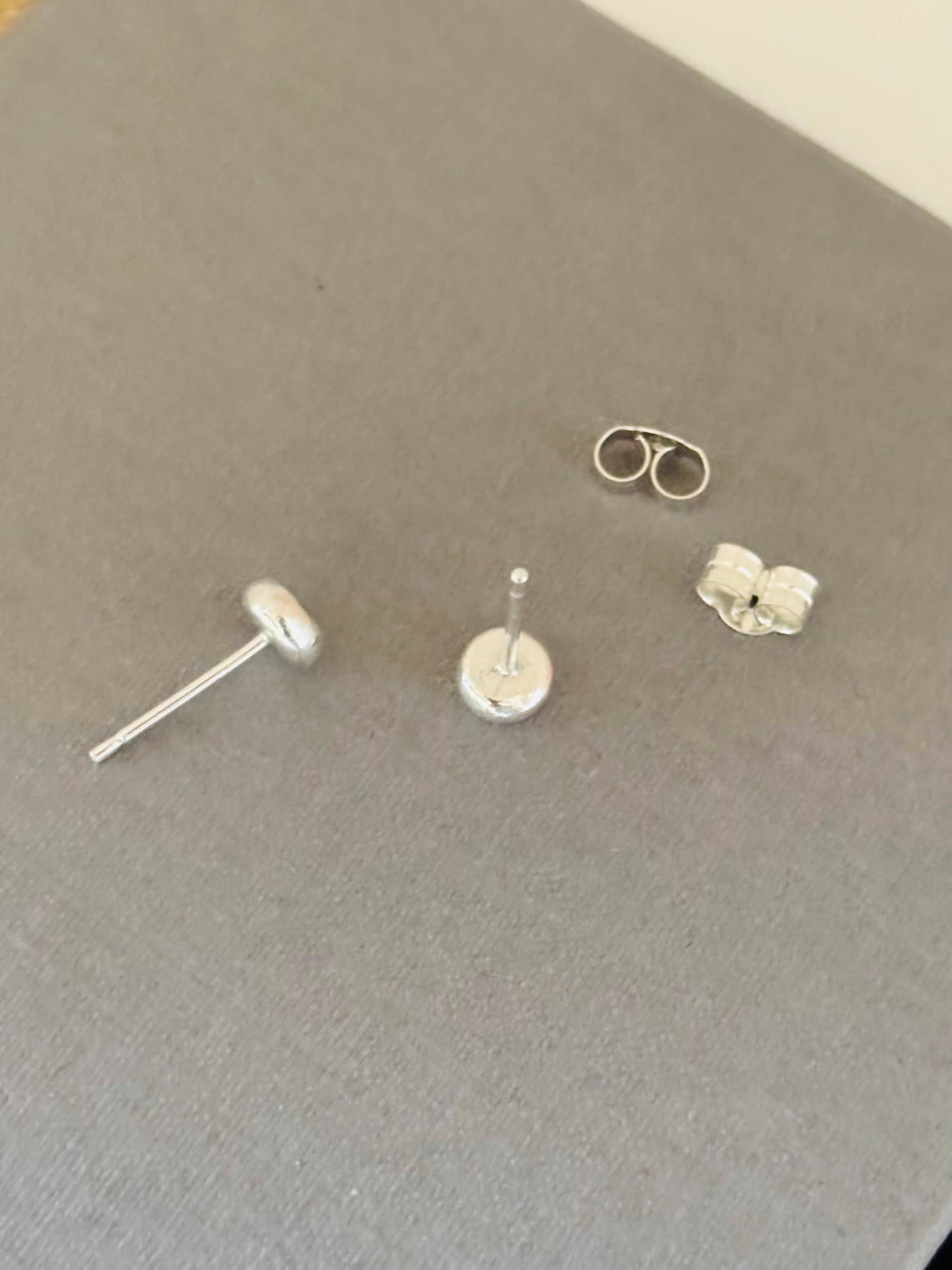 Verve Jewellery – wholesale Stud/post earrings – Small sterling silver hammered disc studs3