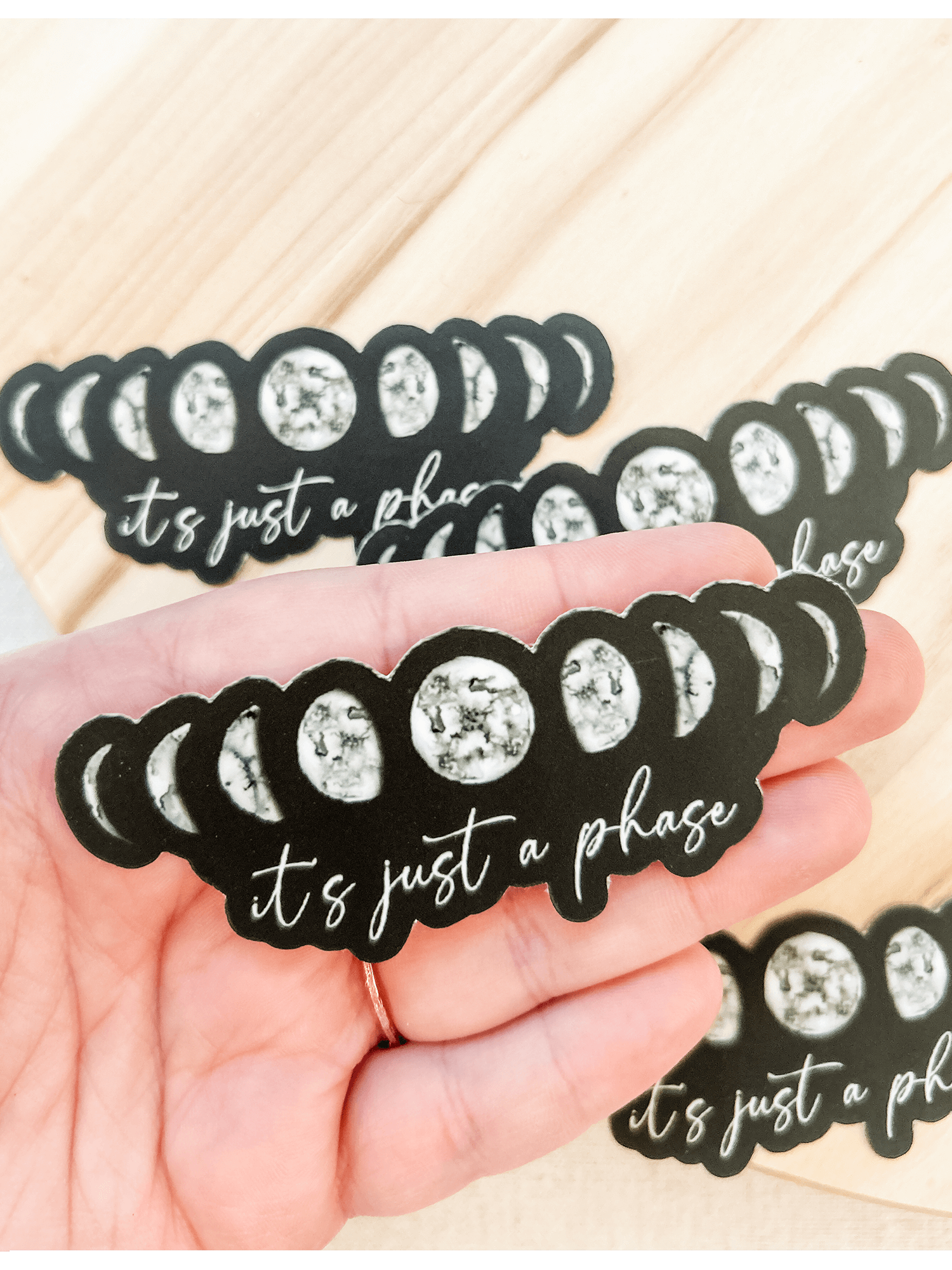 Studio Miller - Wholesale Sticker - Het is gewoon een fase maanfasen matte vinylsticker2