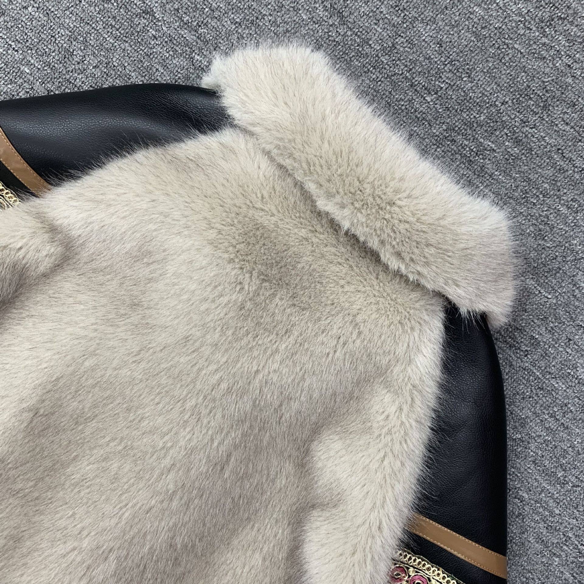 Colore come immagini SY293 Cappotto in ecopelliccia ricamata elegante invernale da donna in vendita all'ingrosso su Faire14