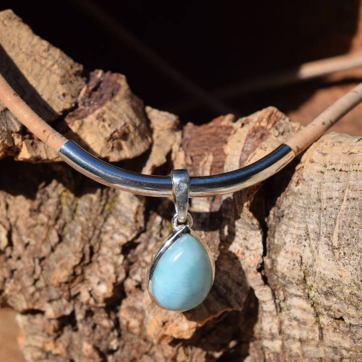 Collier Goutte de Pluie en Larimar pour la vente par Cork Tree Designs