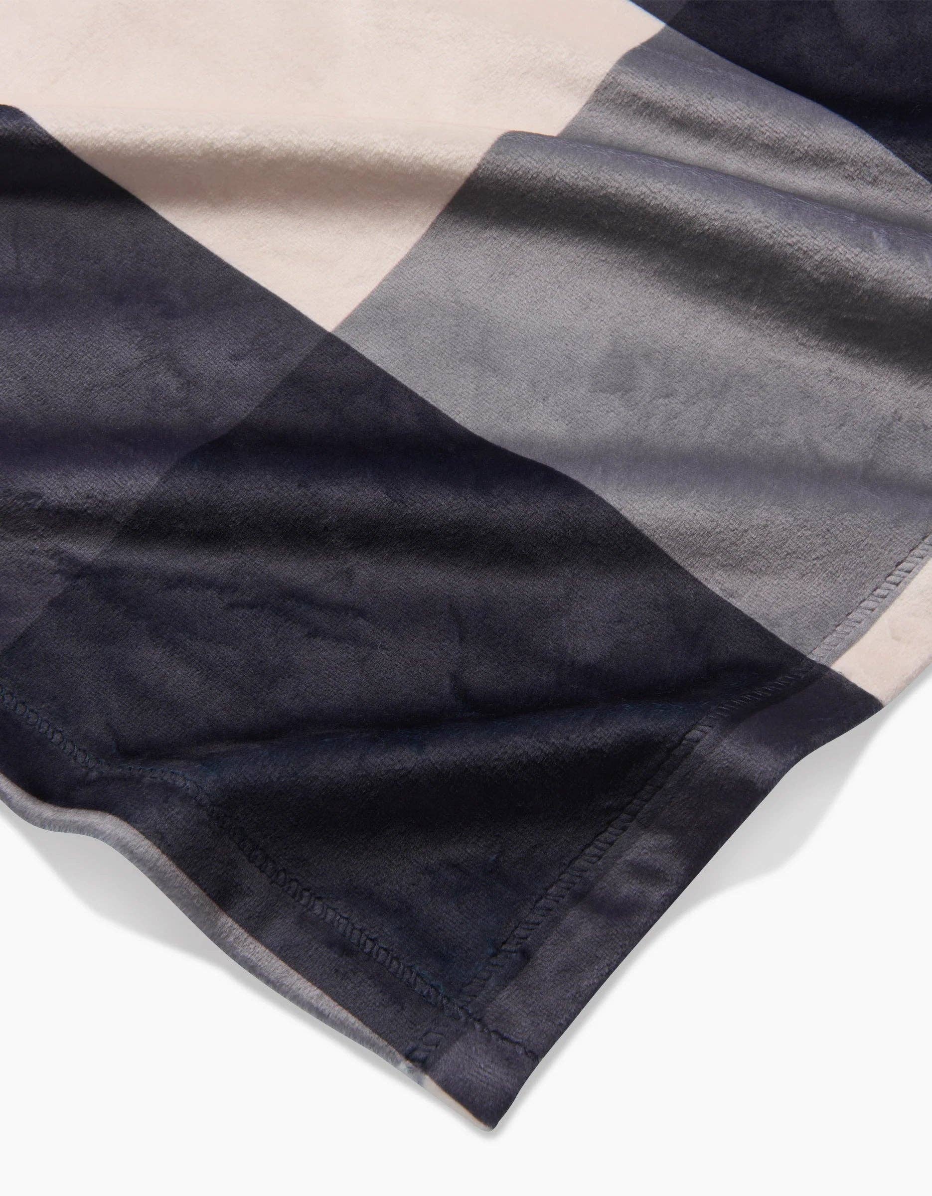 Geometry - Wholesale Throw Blanket - Snowy Gingham1