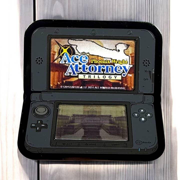 Spilla lenticolare Ace Attorney 3DS 2,5" per la vendita all'ingrosso da parte di GoopyGoblins