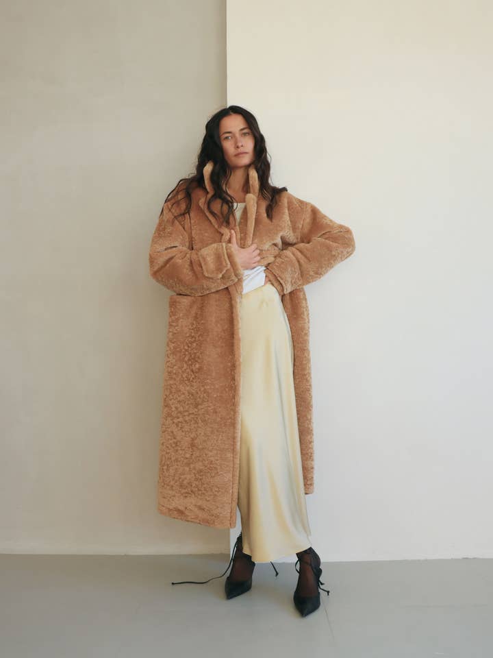 Fuskepelsfrakke i blødt, miljøvenligt kvalitetspels for engroshandel hos Lntc.store