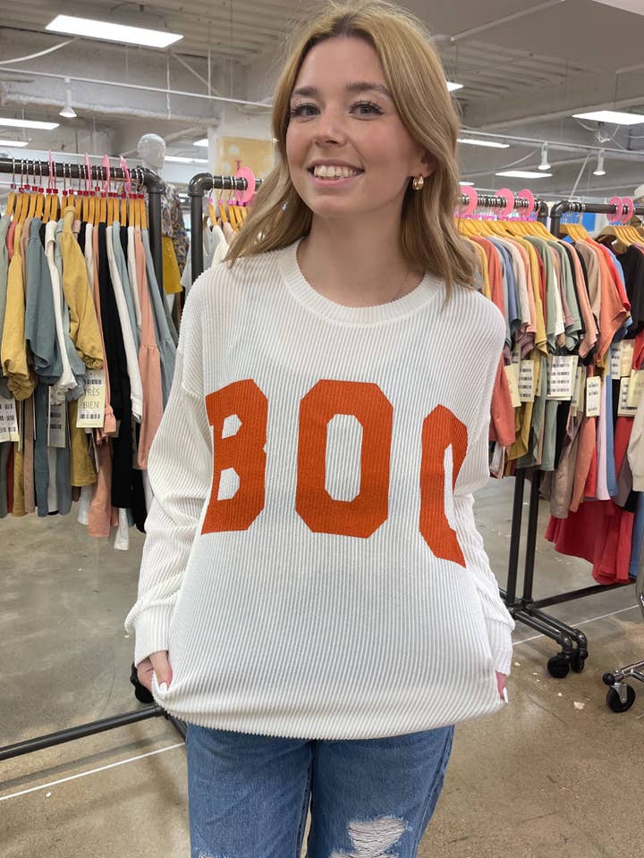 CAMISETA GRÁFICA DE MANGA COMPRIDA COM NERVURAS “BOO” DE HALLOWEEN por atacado de Tres Bien, Inc