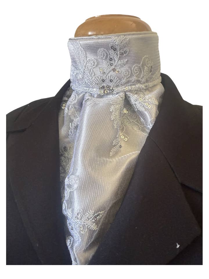 Cravatta da equitazione Euro Dressage HHD 'Rosalea' in pizzo ricamato argento con paillettes per la vendita all'ingrosso da parte di Heavenly Horse Designs