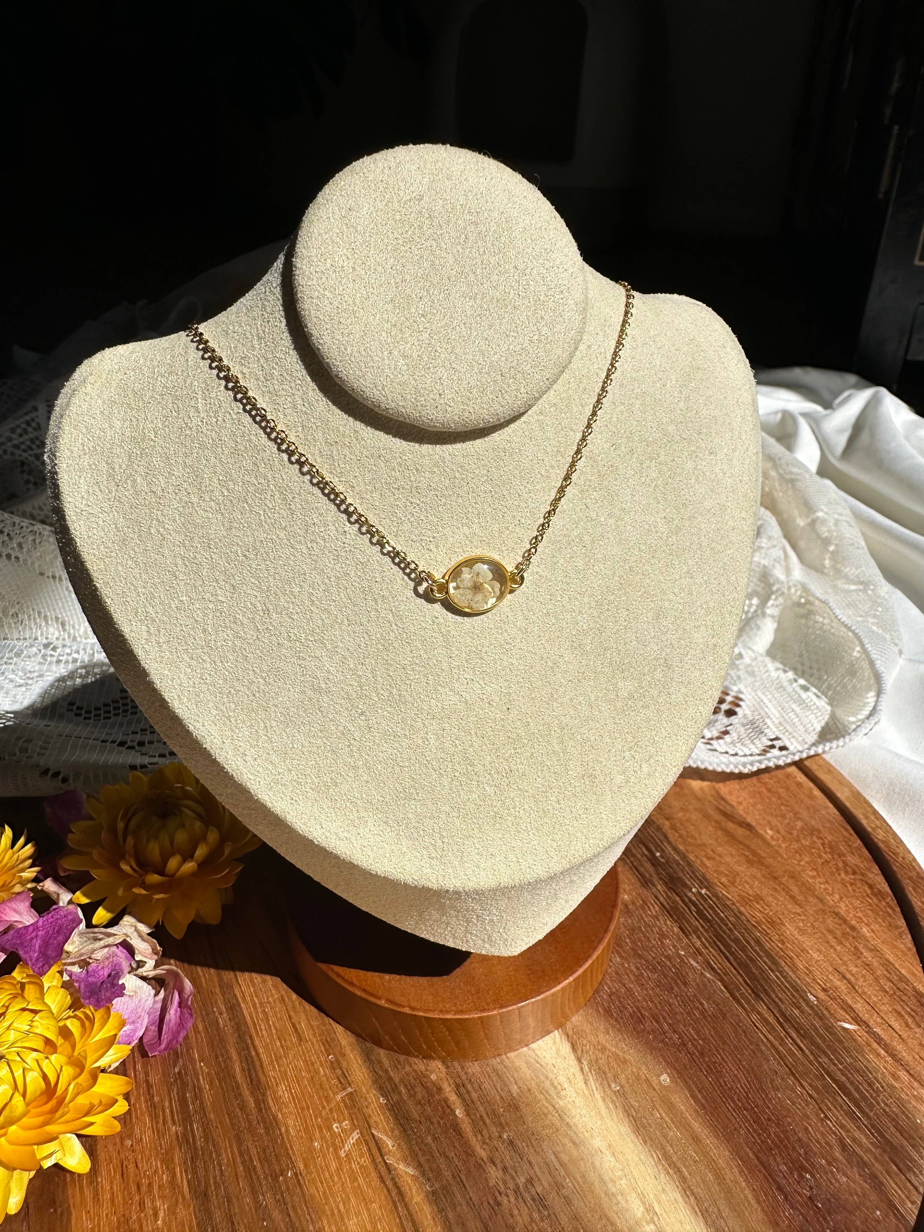 Lucky Lucky Studios – Großhandel Kette mit Anhänger/Charm – Echte Blumen-Halskette (goldene ovale Fassung)0