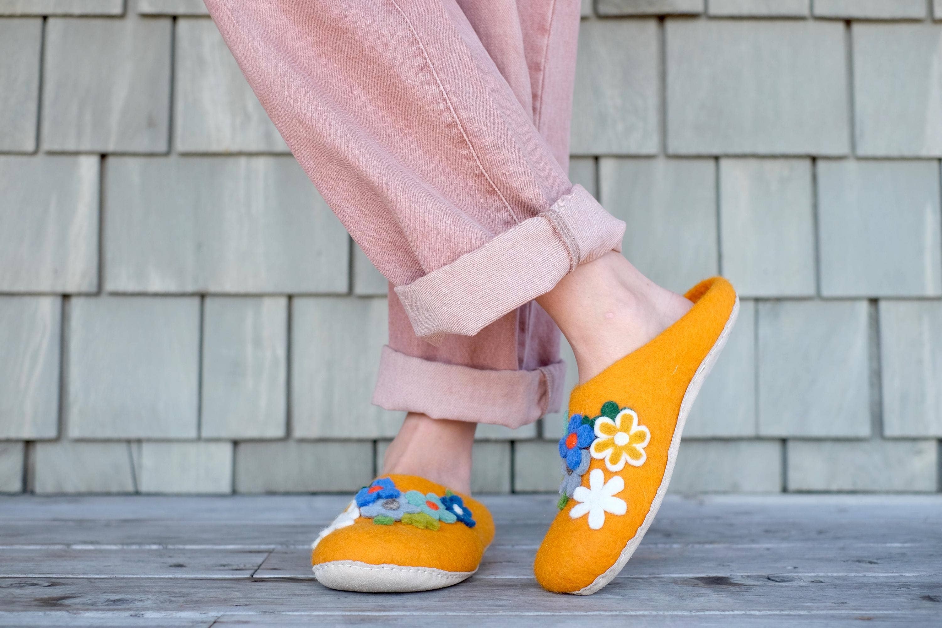 Fuzzy cove – Engroshandel Slippers - Dame – Blomster Økologiske Merino Uld Tøfler | Miljøvenligt Blomsterdesign, Gummi- eller Lædersål, Hyggelig Komfort Luksus Gave til Kvinder, Filtblomster