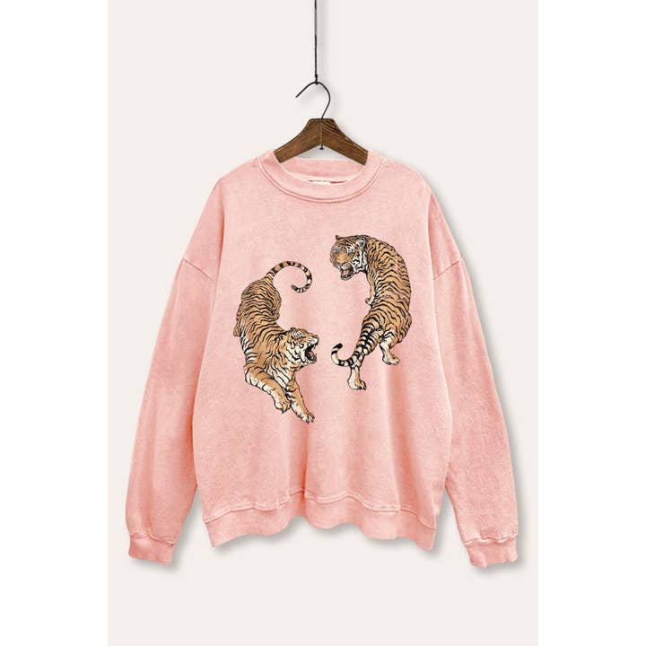 ROARING TIGERS MINERALTVÄTTAD GRAFISK SWEATSHIRT för wholesale av VINTAGE POINT USA