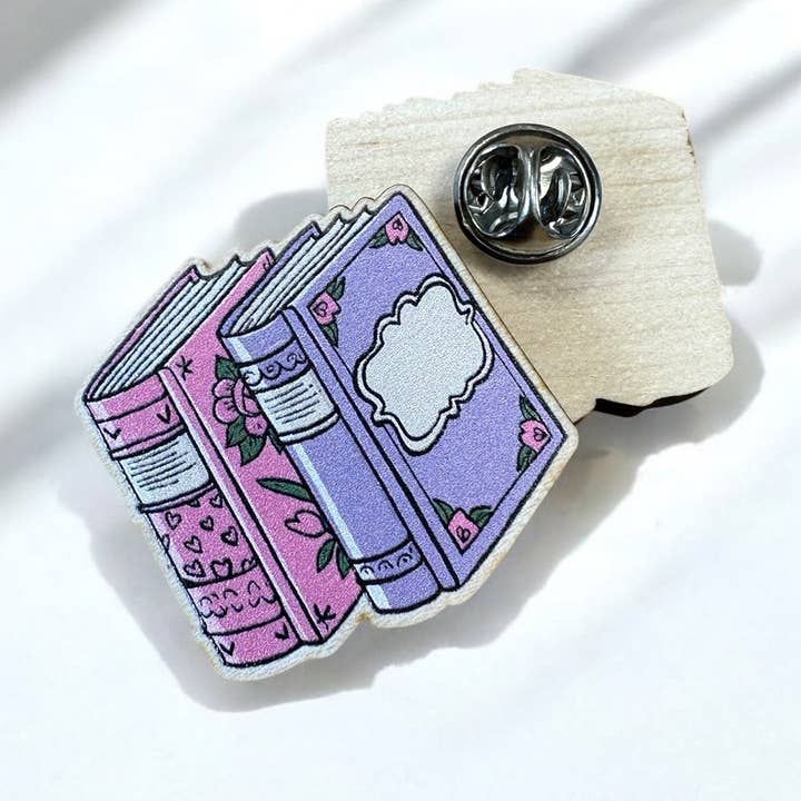 2 Gestapelde Boeken - Houten Speld Badge voor wholesale door The Enamel Pin Factory
