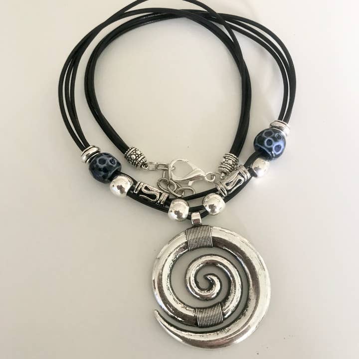 myDemimore - Venta al por mayor Collares con colgantes/abalorios - Collar de cuero para mujer de varias hileras con colgante de espiral y piedras