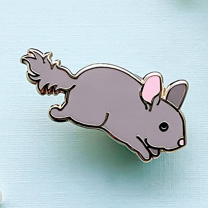 Chibi Chinchilla Anstecker aus Emaille für den Großhandel von Alum and Ink