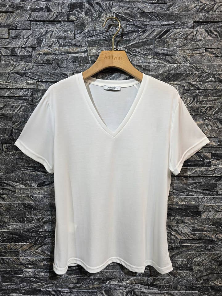 Effen vloeiende T-shirt met V-hals, korte mouwen 5274 Wit voor wholesale door Adilynn DAYMENTEX
