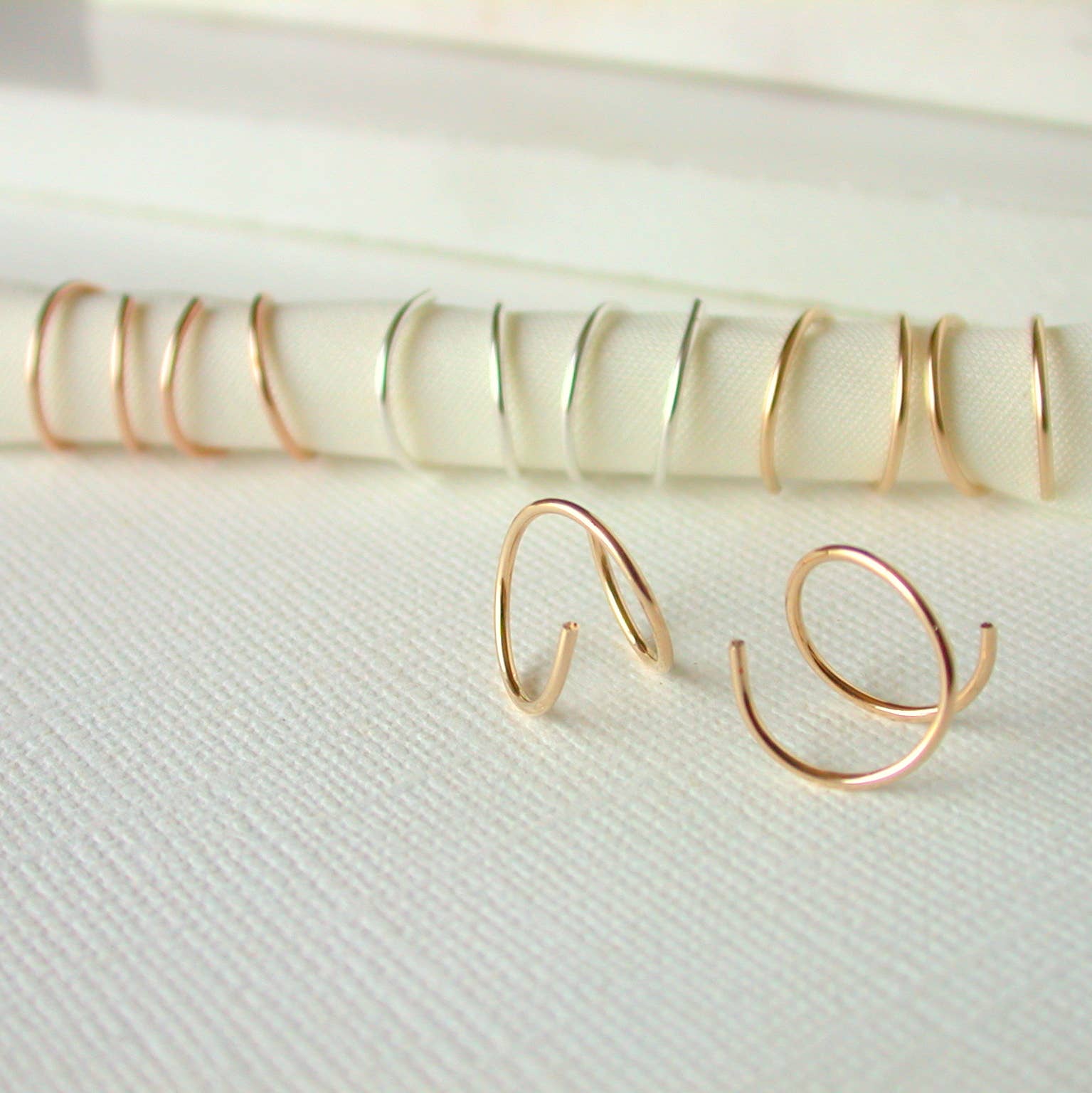 Linda Trent Jewelry - Vendita all'ingrosso Orecchini a cerchio - Cerchi Mini Twist Thread. Look a doppio cerchio.3