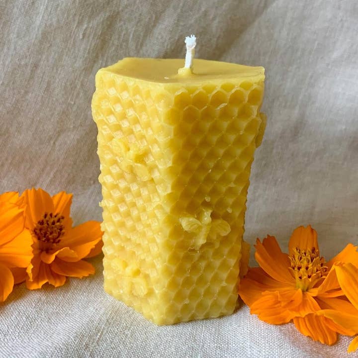 Buzz In The Hills – vela pilar por atacado – Vela 100% cera de abelha - pequeno pilar de favo de mel0