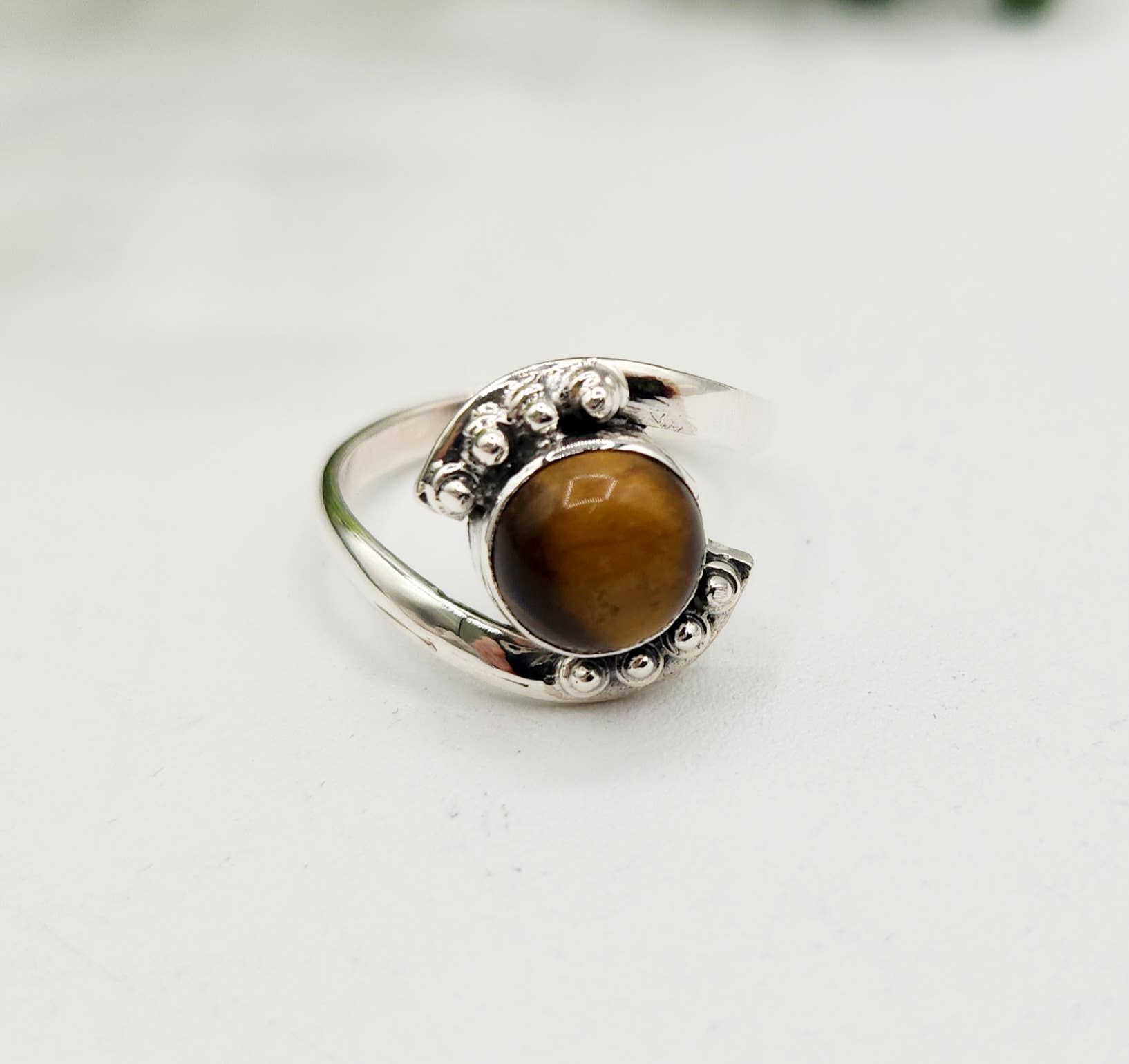 Meraki Gemstones – Engroshandel Solitairering – Tiger Eye Evil Eye Halvædelsten 925 sølvring2