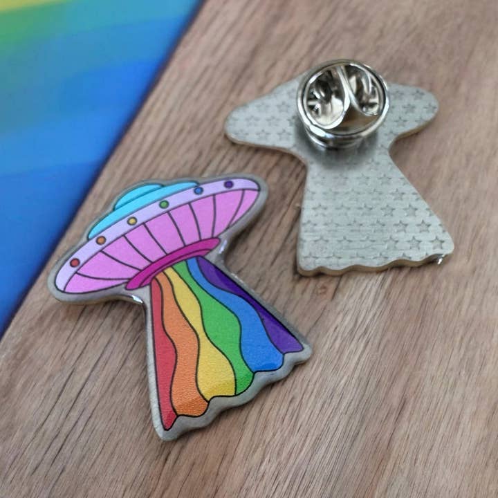 Badge Éco - Soucoupe Volante Arc-en-ciel pour la vente par The Enamel Pin Factory