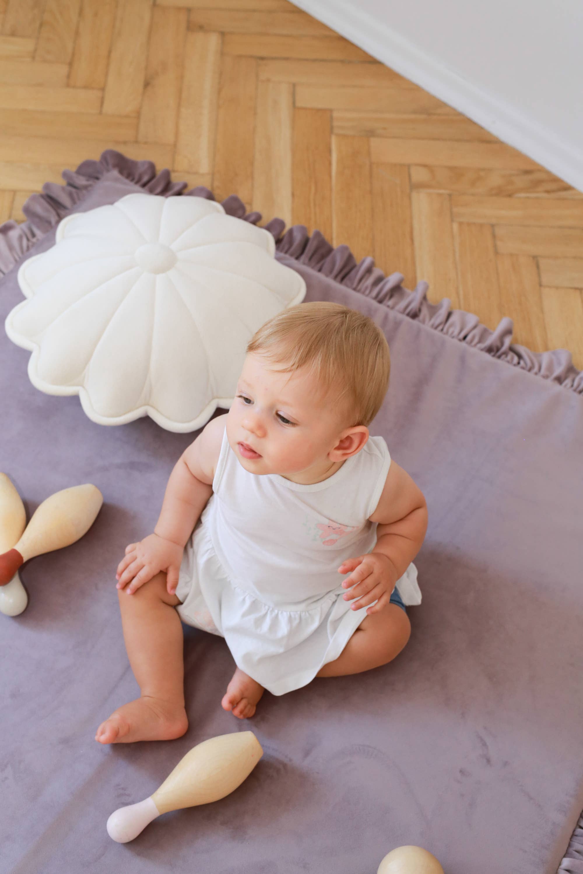 Babyly – Engroshandel Legemåtte - Børn og baby – Velour legetæppe med skum og flæser (6 farver)13