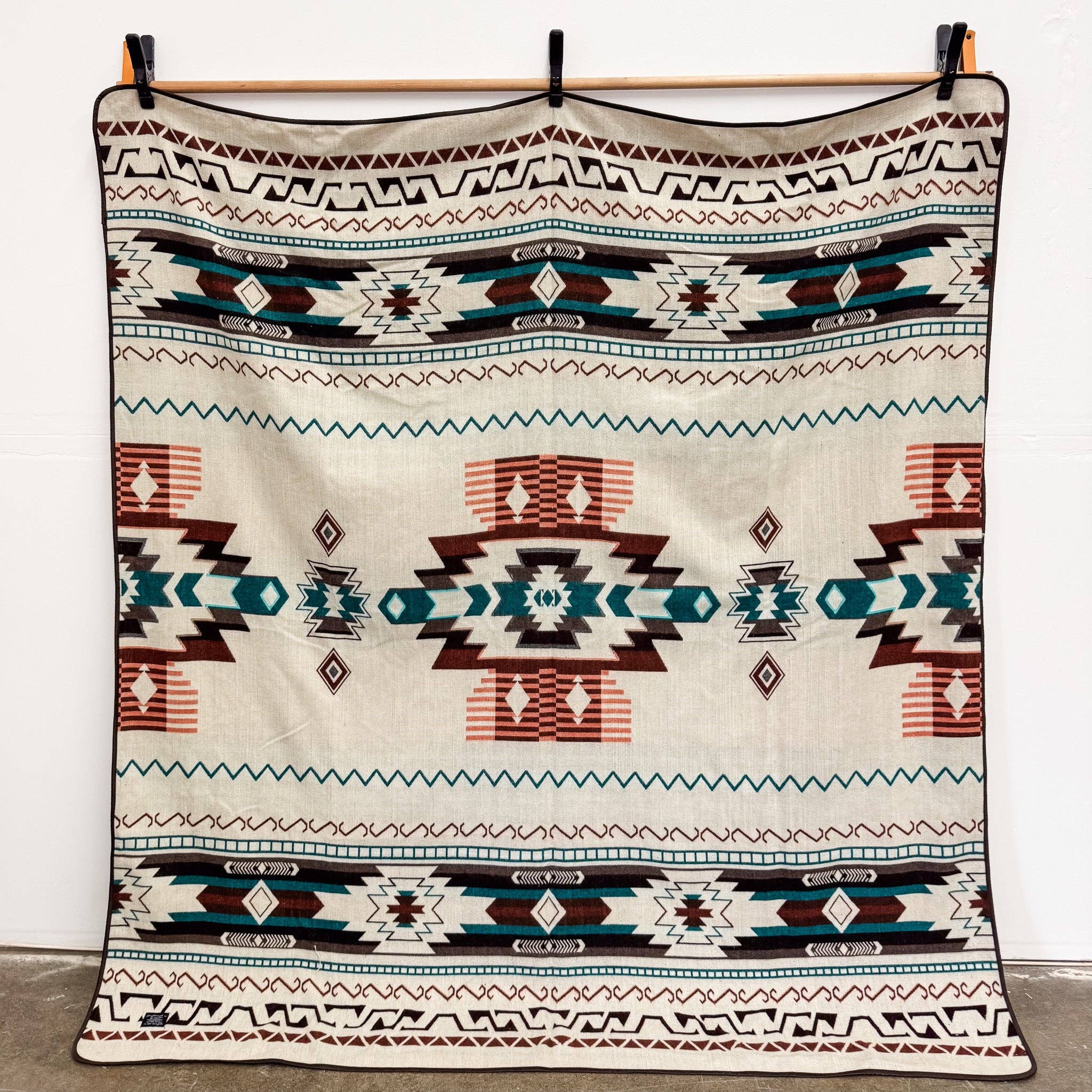Wylde Brigade – wholesale Throw blanket – Cotopaxi Aztec Reversible Blanket3