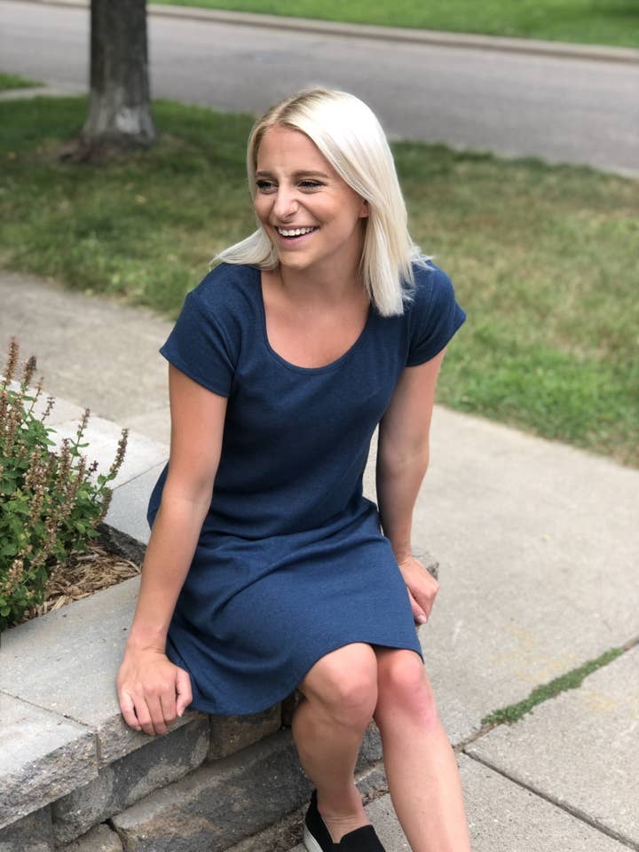 3005 - L'abito a t-shirt per la vendita all'ingrosso da parte di Laura Hlavac