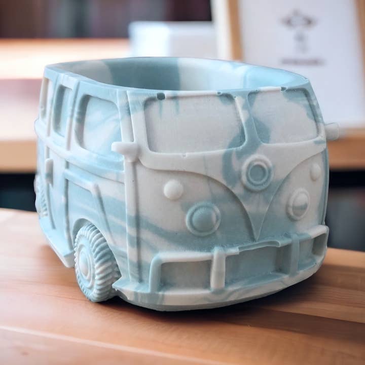 Camping-car Jesmonite fait main - Bleu œuf de canard et blanc pour la vente par Eco Homeware Studio