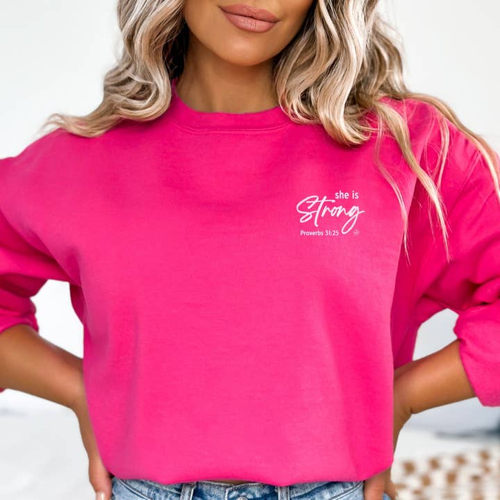 Hon är en stark kristen sweatshirt för wholesale av Never Lose Hope Designs