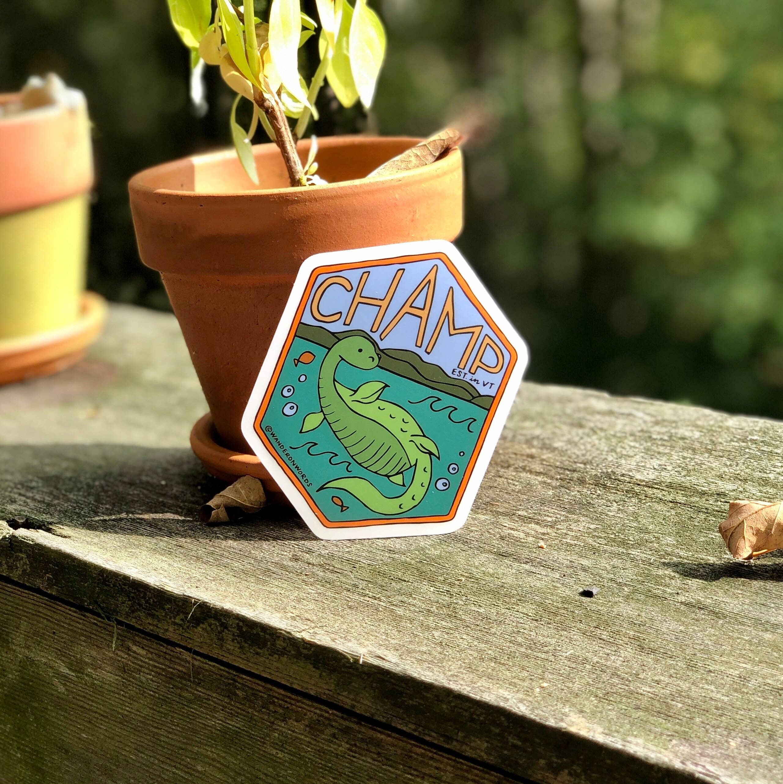 Wander On Words – Engroshandel Klistermærke – Hånd-bogstaver Champ Sticker, Vermont Sticker, Mytologisk2