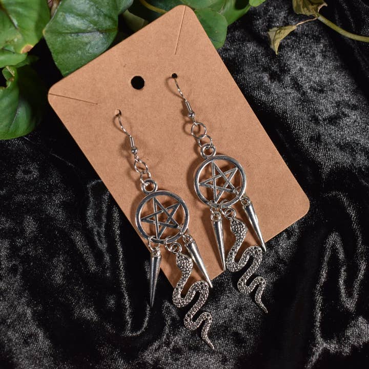 Naughty Pawsies - Wholesale Hangende/ronde oorbellen - Oorbellen met pentagram en slang
