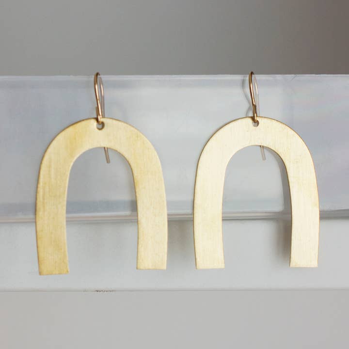 Orecchini ad arco in ottone per la vendita all'ingrosso da parte di Fawn And Rose