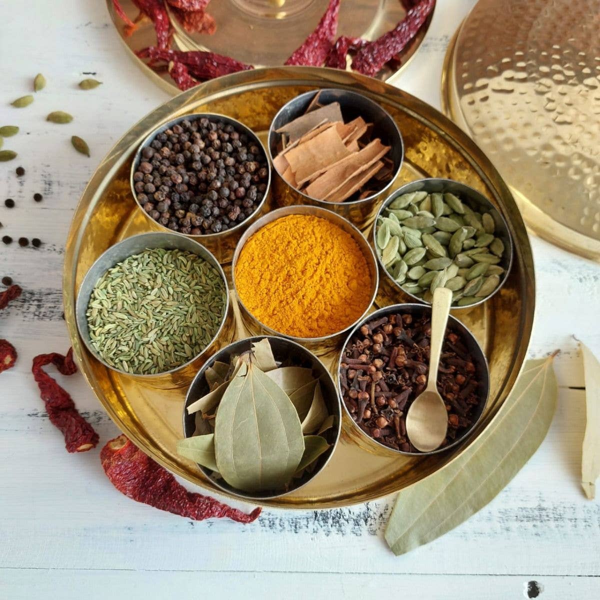 SAMA Homes - Venta al por mayor Especieros - Caja de especias de latón, grande, con revestimiento y placa de estaño3