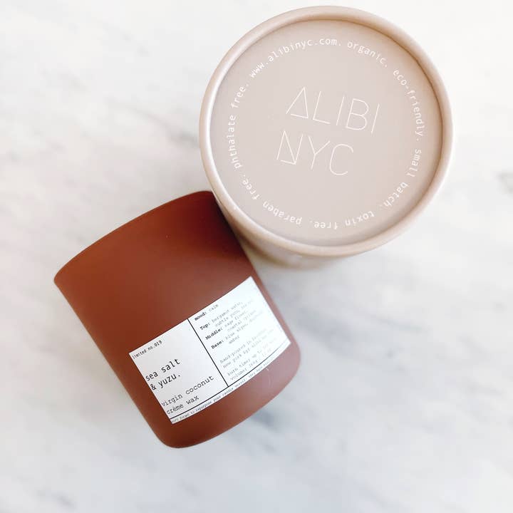 ALIBI NYC - Venta al por mayor Velas en tarros - SAL MARINA YUZU | CREMA DE COCO VIRGEN Y MECHA DE MADERA
