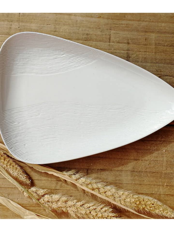 Engraved white Néo dessert plate for wholesale by SUBTILE HOME