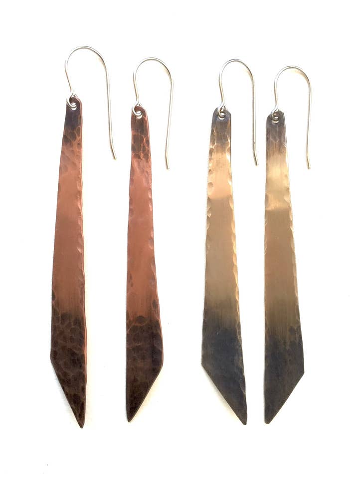 Lange slanke hamrede trekantøreringe for engroshandel hos Studio451Jewelry