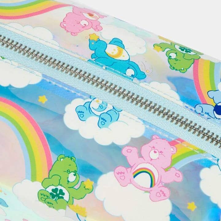 Skinnydip London – bolsa de maquilhagem e cosméticos por atacado – Bolsa de maquiagem holográfica Care Bears x Skinnydip com arco-íris7