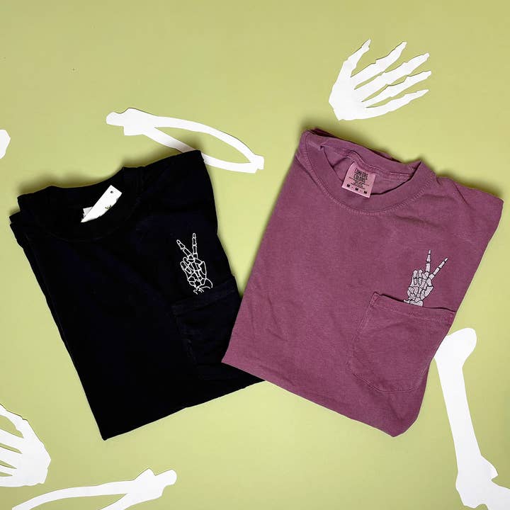 Camiseta Unisex con Bolsillo y Mano de Esqueleto Bordada de Paz para venta al por mayor de Animal Instincts