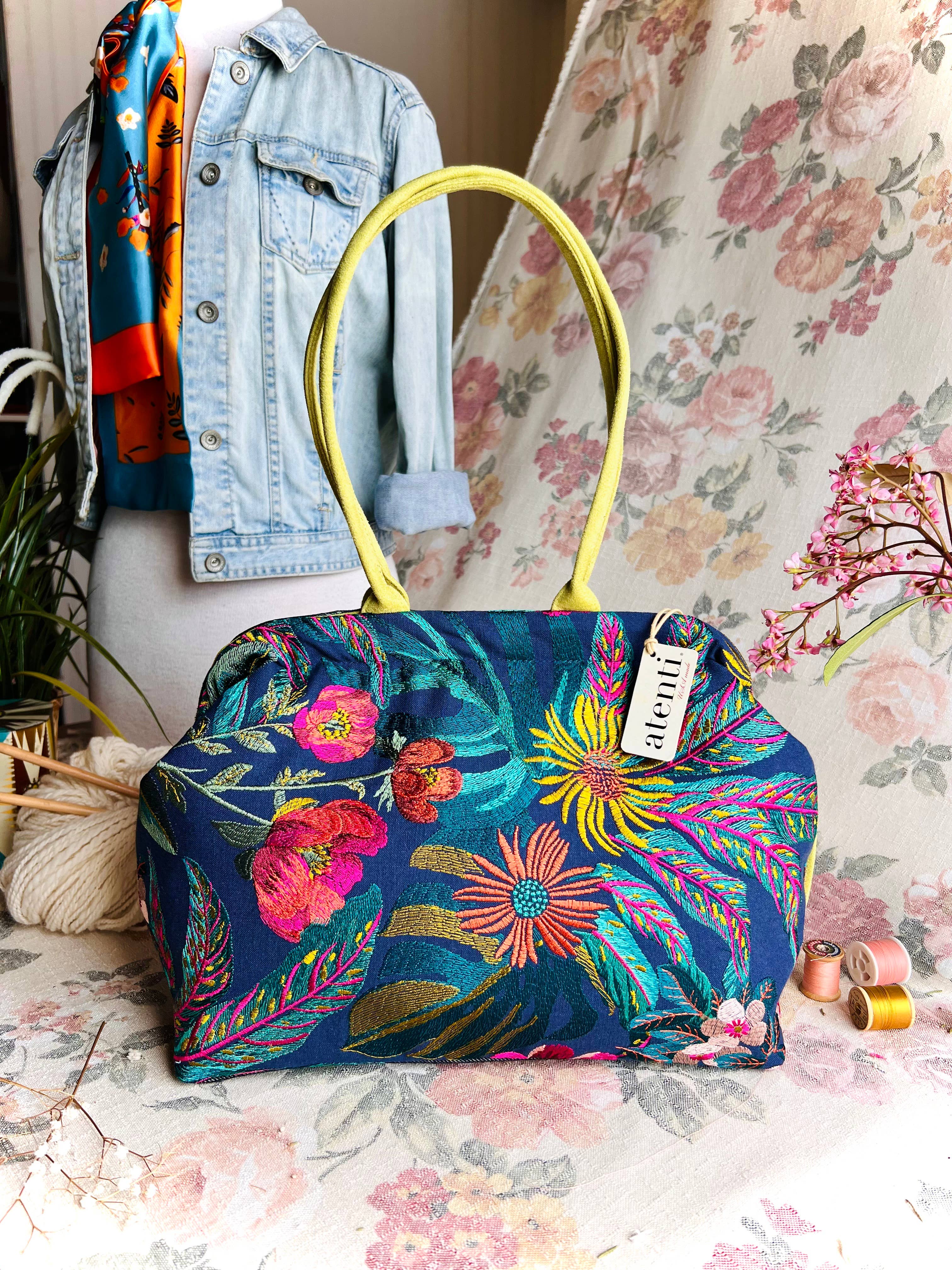 Atenti – Mala com alça superior – Mulher por atacado – Bolsa Doutora Moderna Flora Molly com Armação de Metal e Fecho de Pressão12