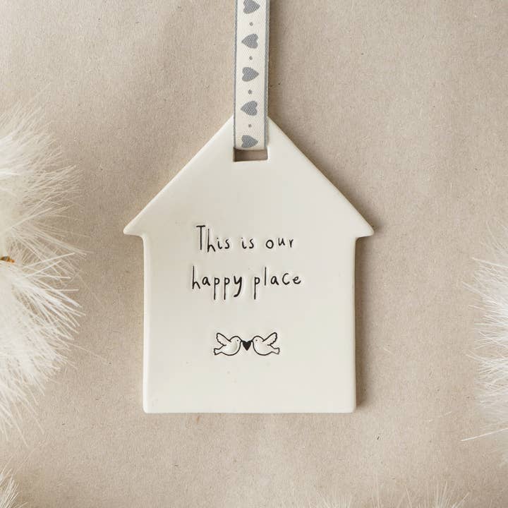 Invia con amore la casetta sospesa «Our Happy Place» per la vendita all'ingrosso da parte di CGB Giftware