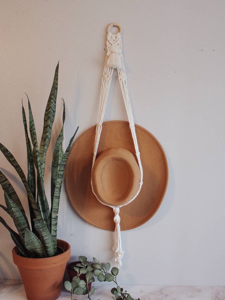 « Dakota » - Porte-chapeau en macramé pour la vente par Modern Bo Studio