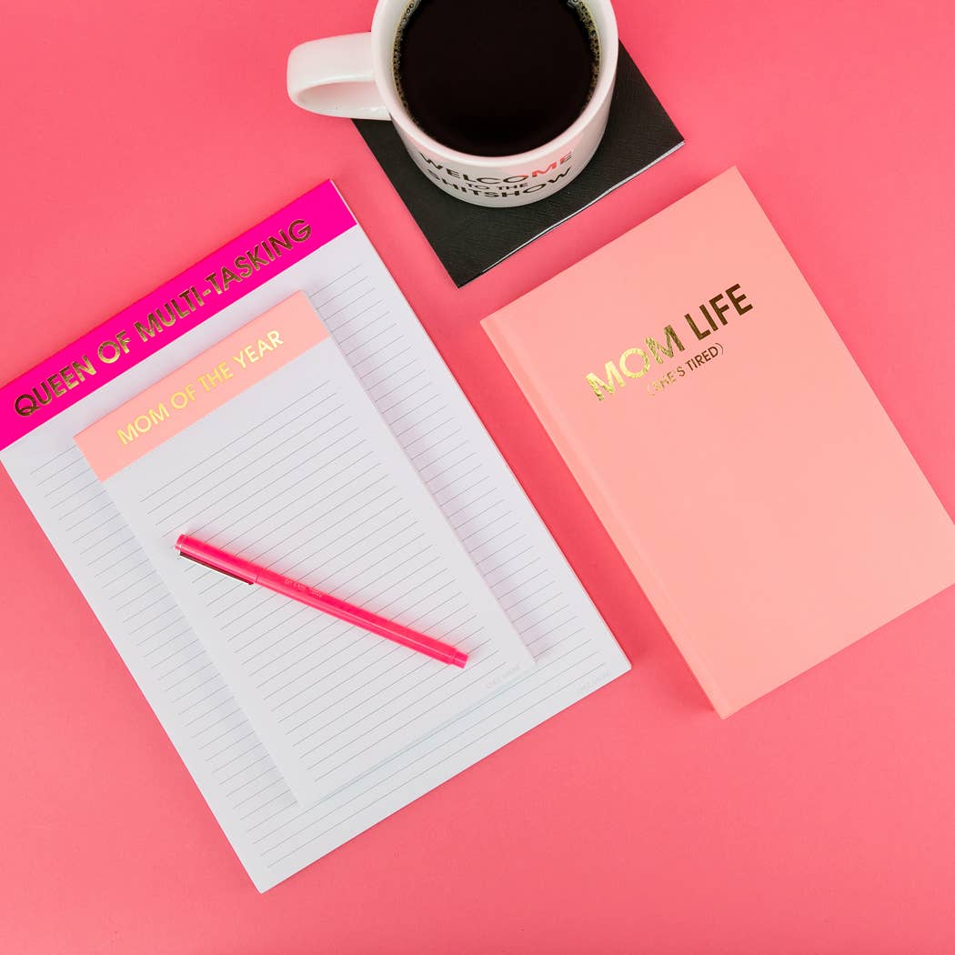 Chez Gagné – wholesale Anteckningsblock – Mom of the Year - linjerat block med perforerade sidor, korallrosa, 13 x 20 cm2