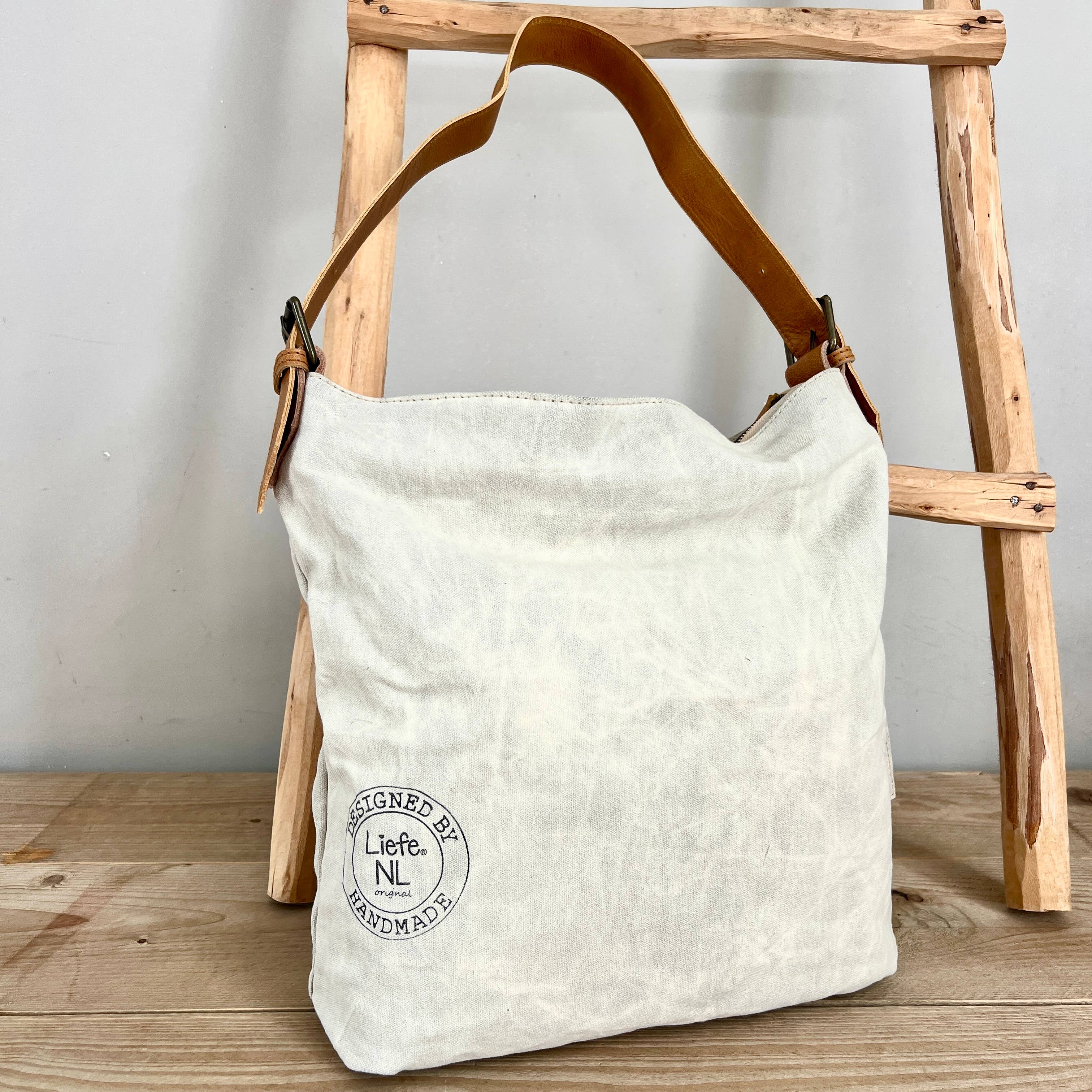 Liefe NL – Großhandel Schultertasche – Damen – BuckleBag Schultertasche aus recyceltem Canvas4