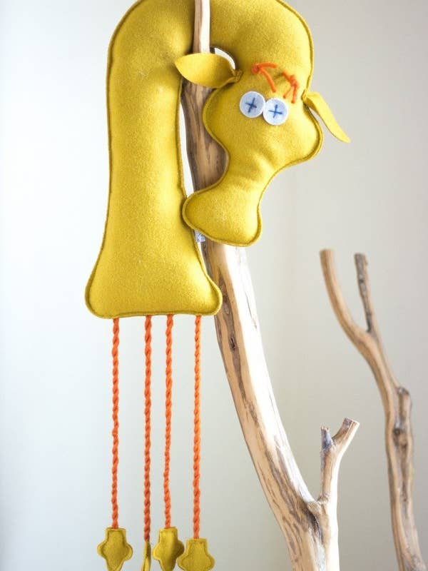 Handgefertigte Giraffen-Wollpuppe – in verschiedenen Farben für den Großhandel von Chicoração