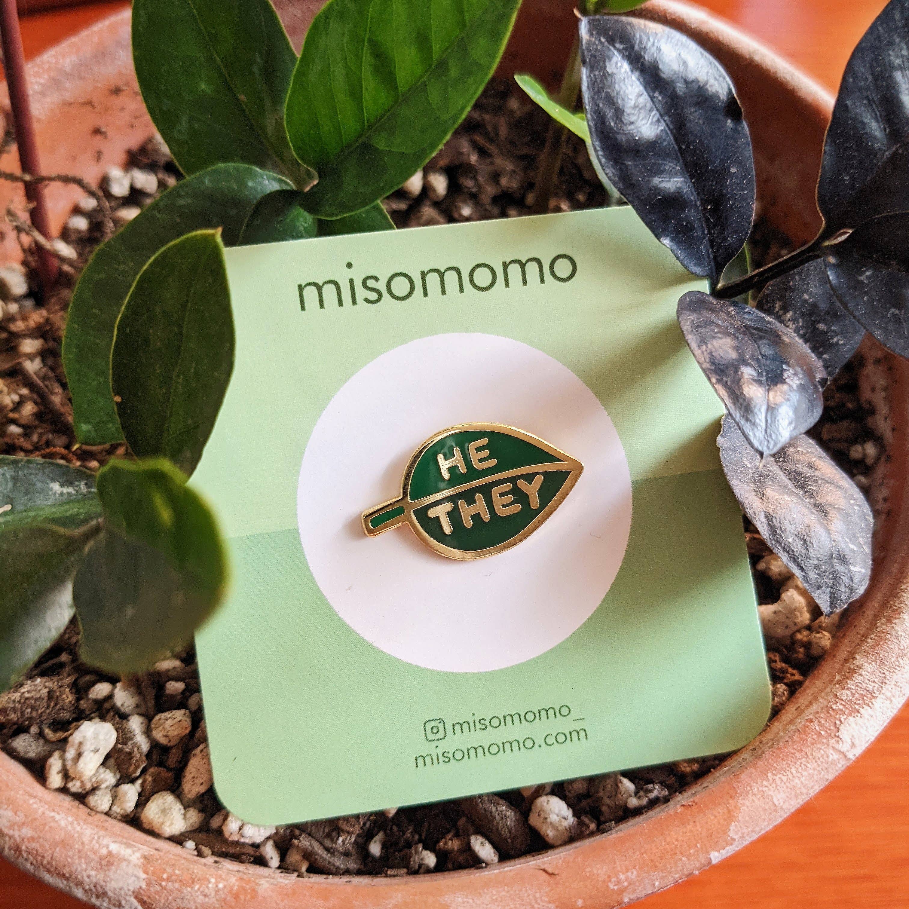 misomomo - Vendita all'ingrosso Spilla da bavero - Pronome Leaf Pin - lui/loro9