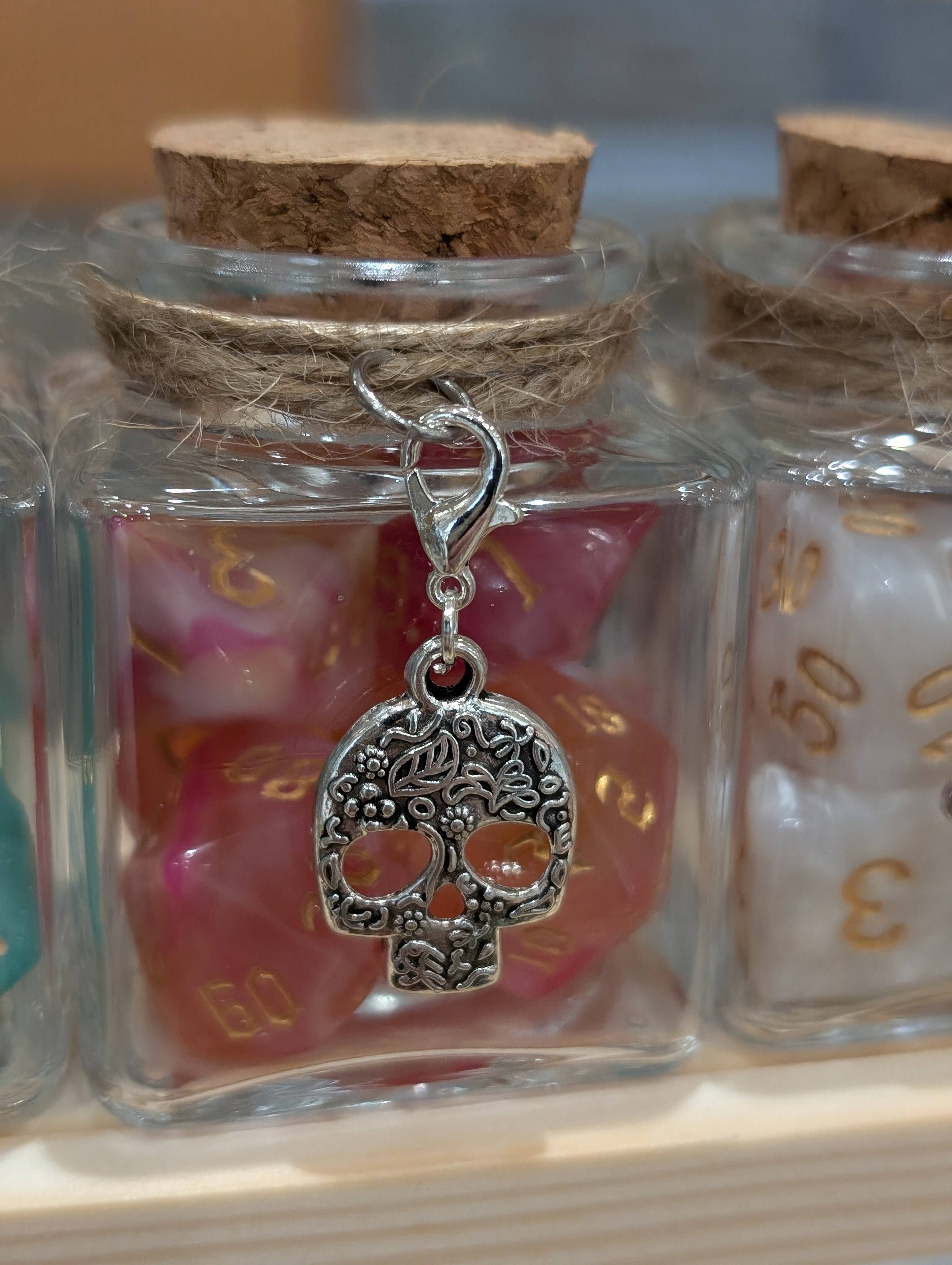 Con-Quest Crafts - Venta al por mayor Dado - Tarros de dados de hechizo con 7 dados D20 para TRPG29