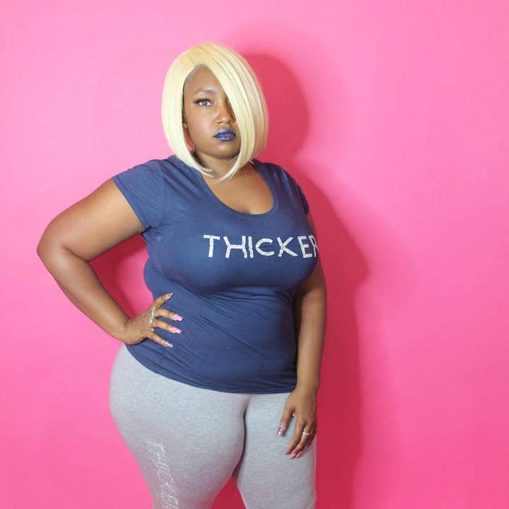 Vestibilità #TTA blu e grigia per la vendita all'ingrosso da parte di THICKER THAN AVERAGE LLC