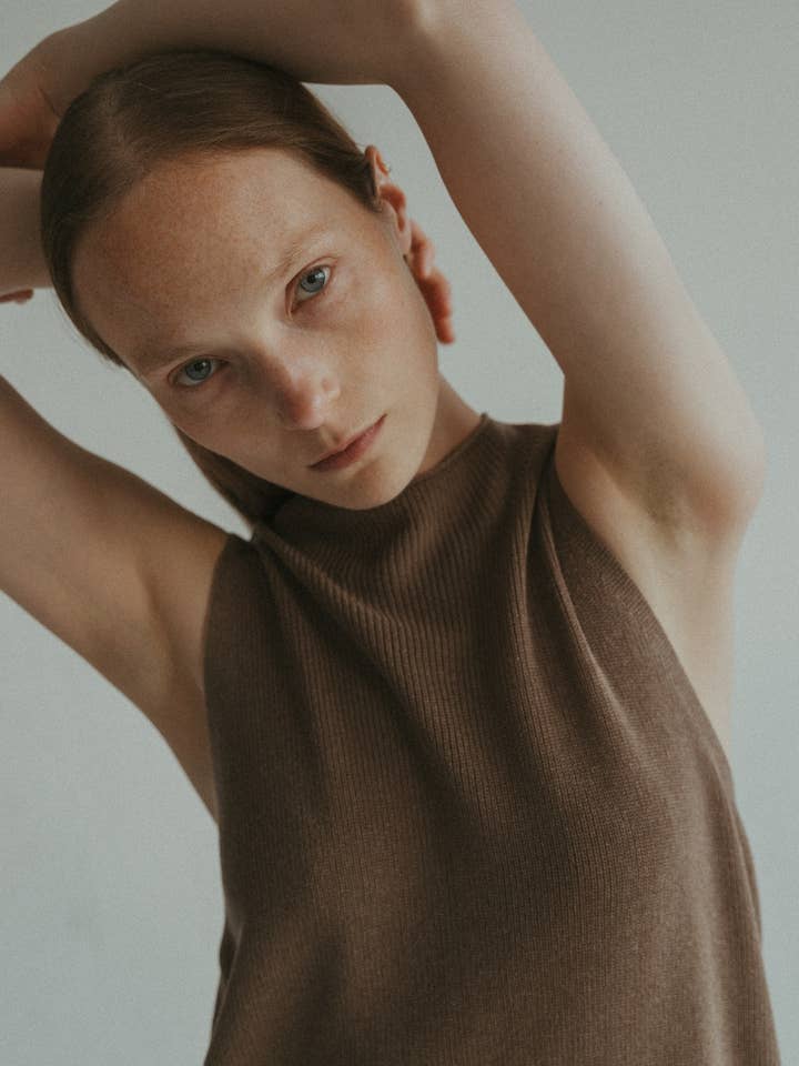 The Nora Vest | Trøjervest med lang halsudskæring for engroshandel hos MOD REF