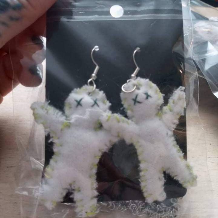 Kanaska – wholesale Hängande örhängen – Voodoo docka örhängen (handsydda och Halloween)