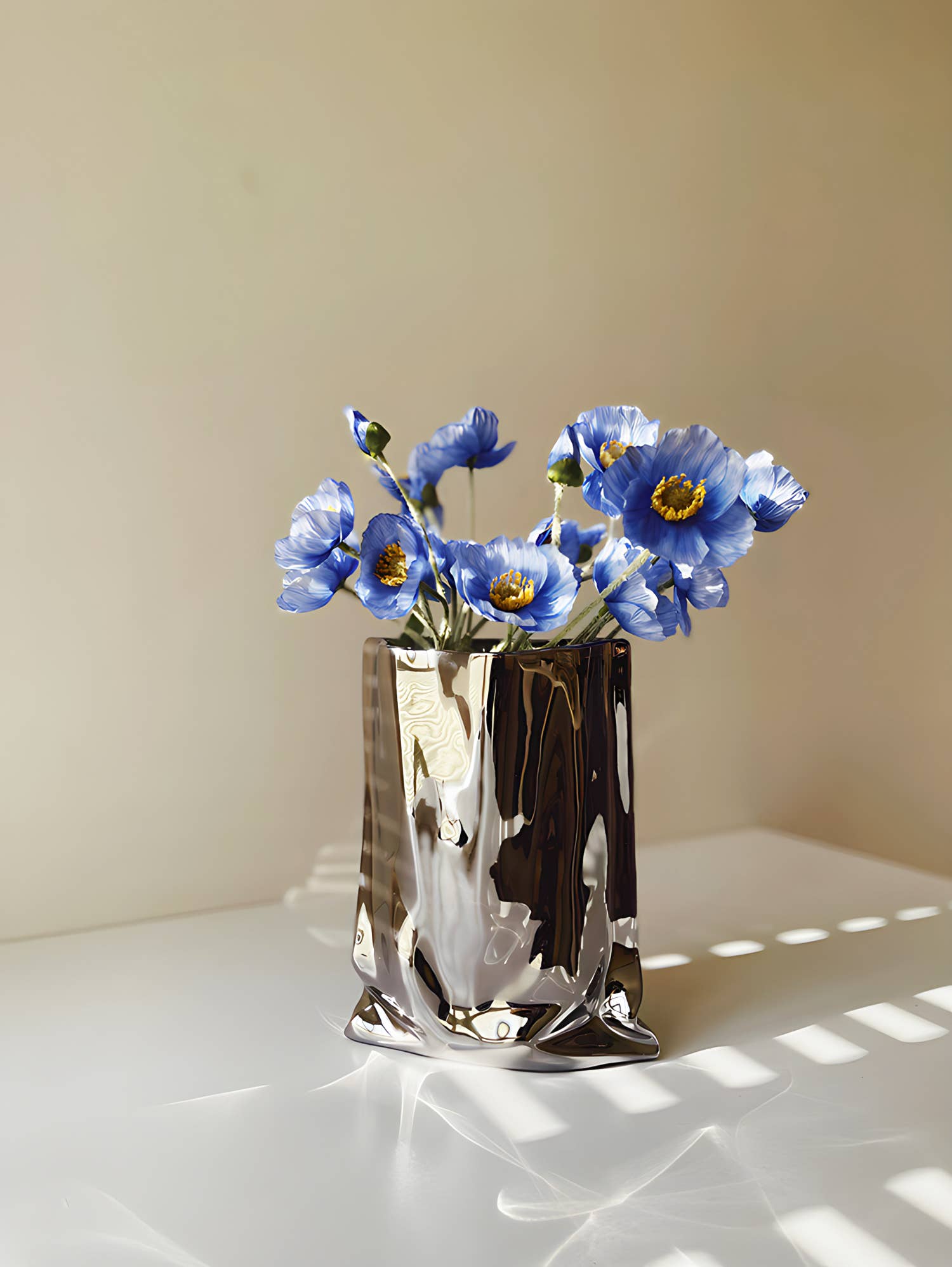 TUTU Home - Tableware & Decor – Engroshandel Vase – "Le Papier" spejlpapirpose-lignende keramikvase4