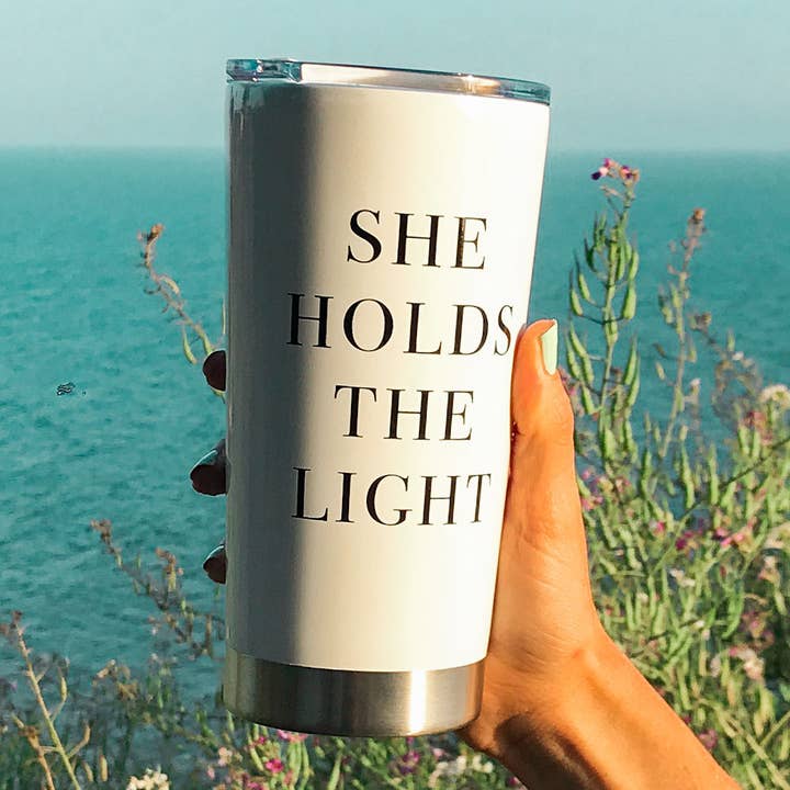 Elle tient la tasse réutilisable légère chaude et froide pour la vente par Mothersun and the Captain